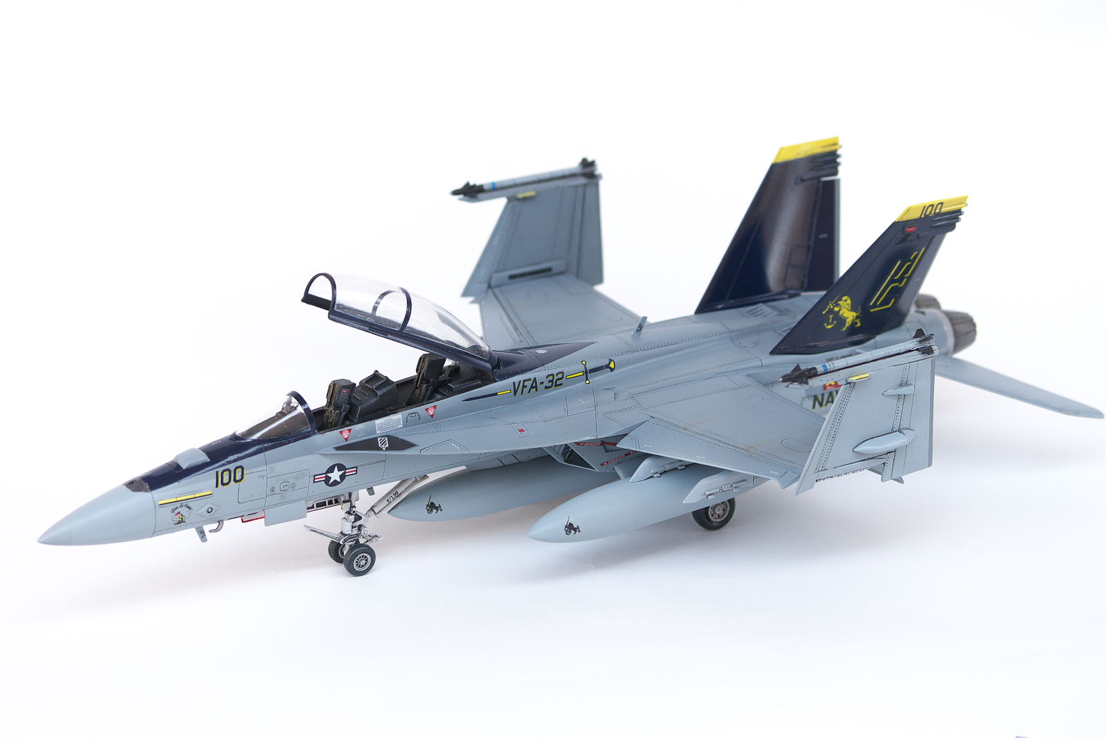 ハセガワ 1/72 F/A-18F VFA-32”スウォーズメン”: 飛行機プラモ